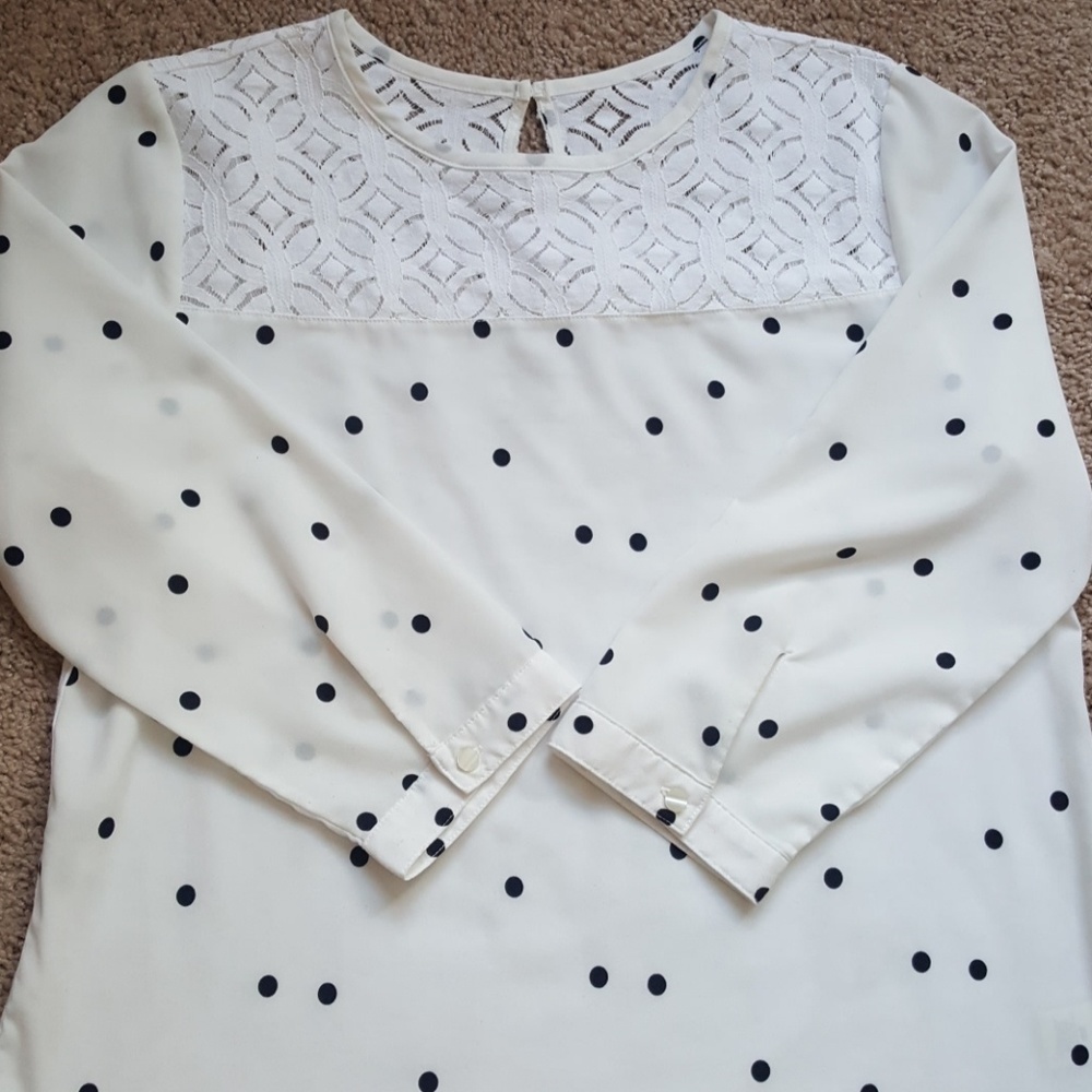 LIKE NEW VAN HEUSEN TOP WITH LACE 😍😍 size M